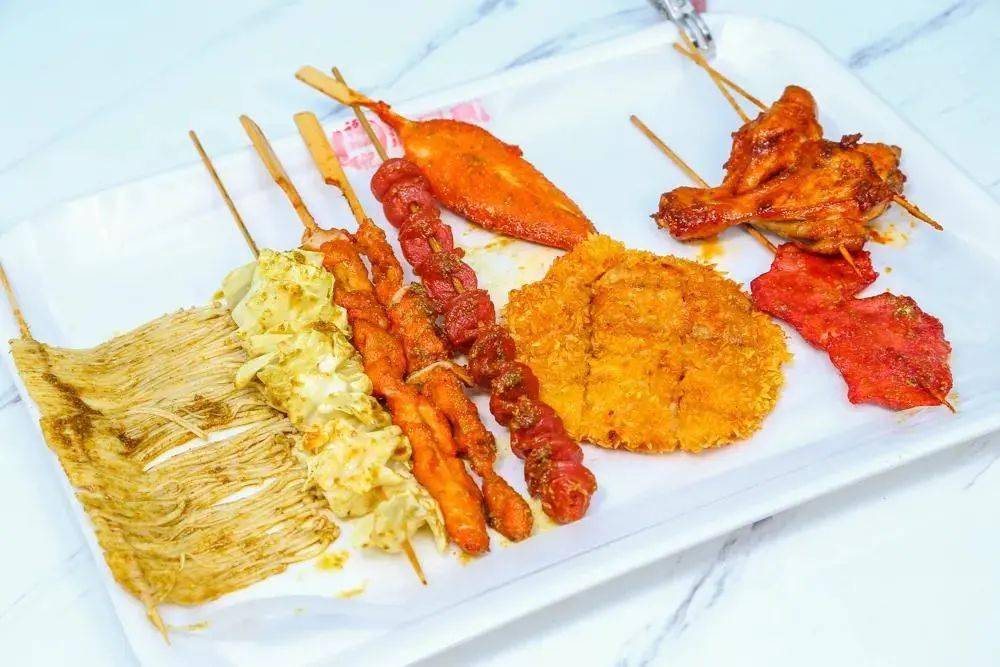 每一种食材都必须经过"洗礼"才能上台炸串在滚烫的油中翻腾慢慢变得金