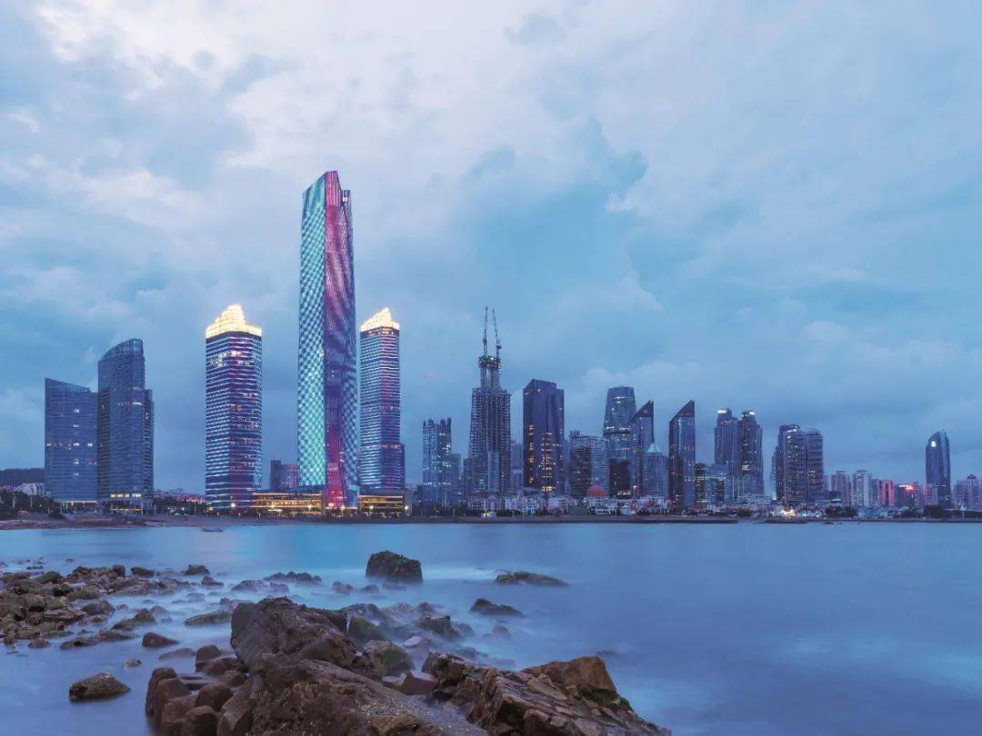 青岛瑞吉酒店点亮岛城海岸天际线