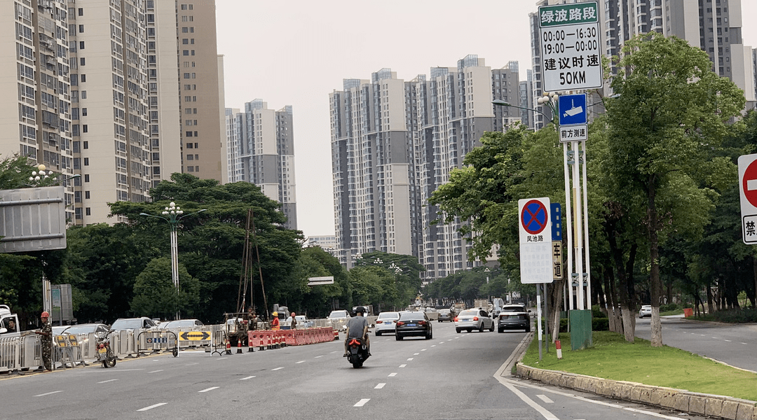 1,晋新路民族中学灯控绿波协调控制,建议车辆时速55km/小时,全路段共