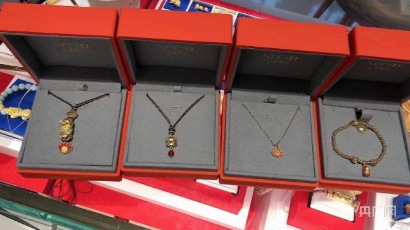 传统立强珠宝专利产品“盛世醒狮”国庆亮相