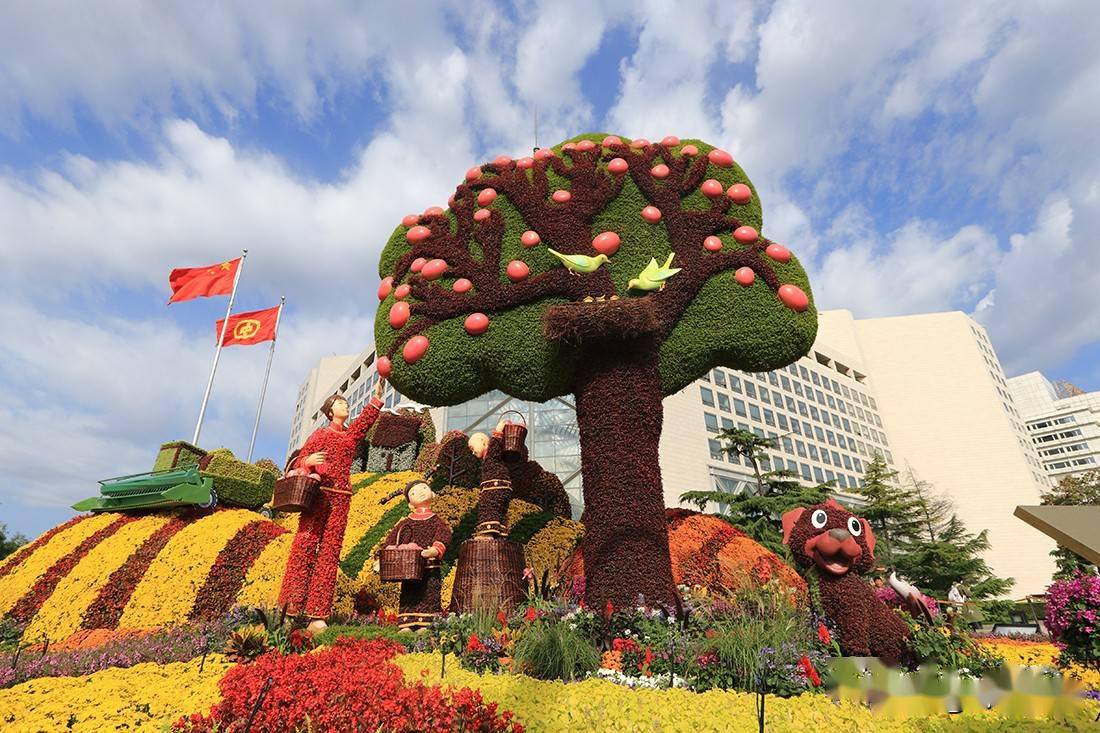 我爱你中国—祝福祖国繁荣昌盛 西单路口花坛扮靓国庆节