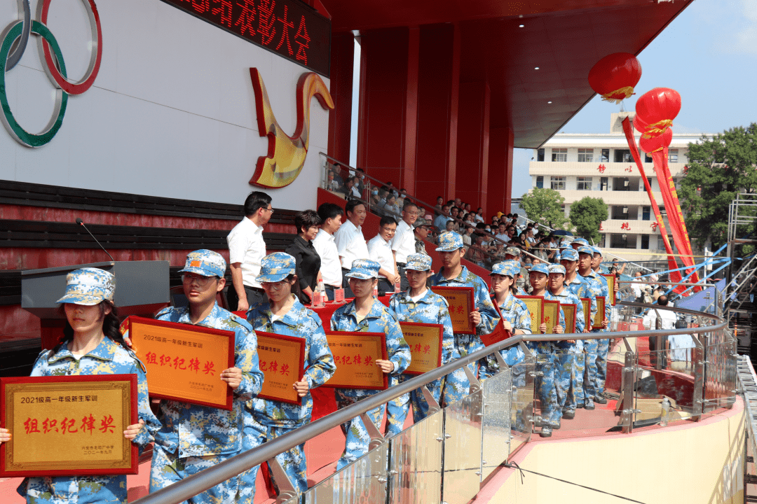 经过一周的艰苦训练,9月30日上午9点30分,毛坦厂中学2021级新生军训