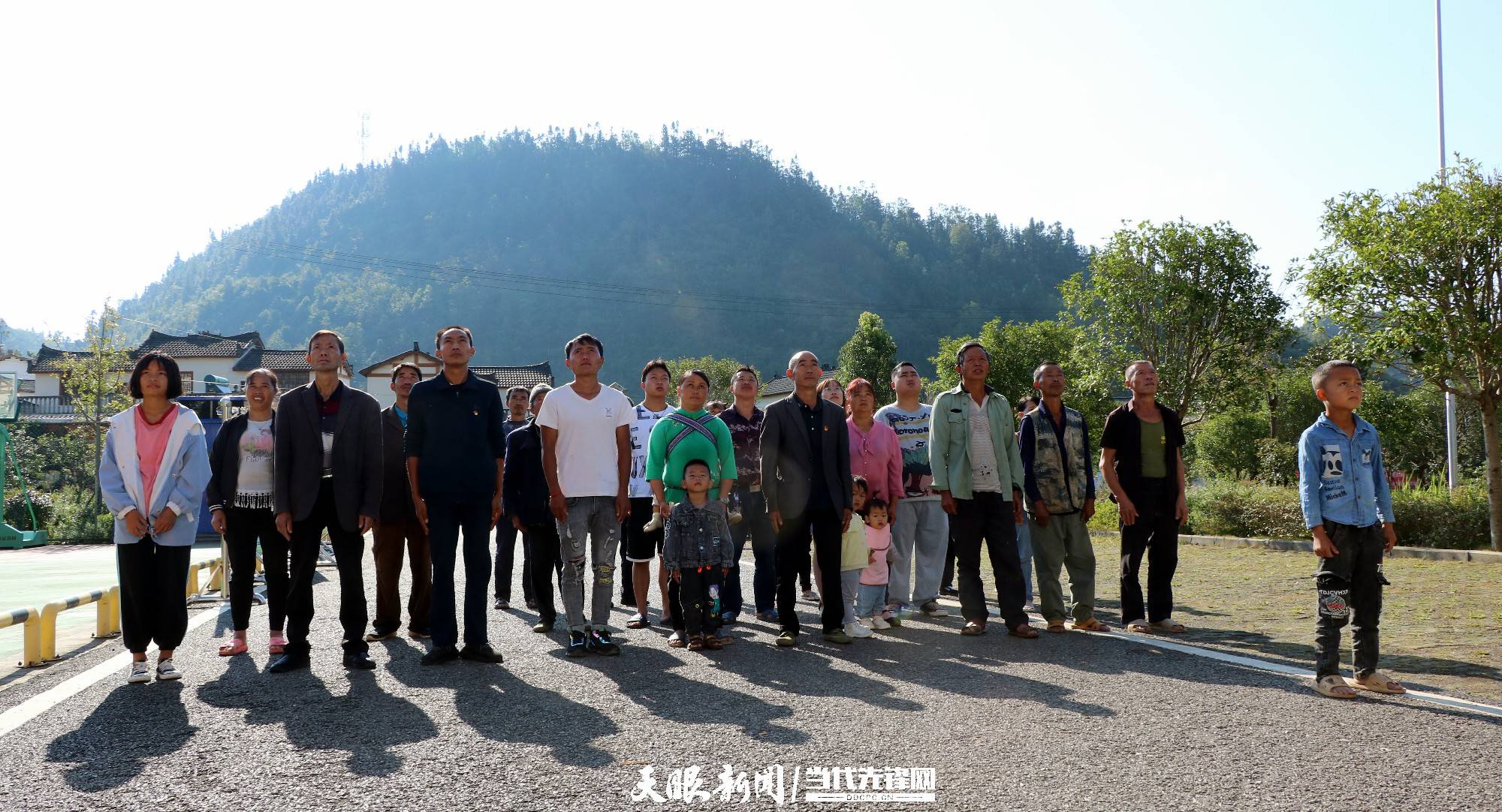 义龙新区并噶村升国旗庆国庆祝福祖国华诞