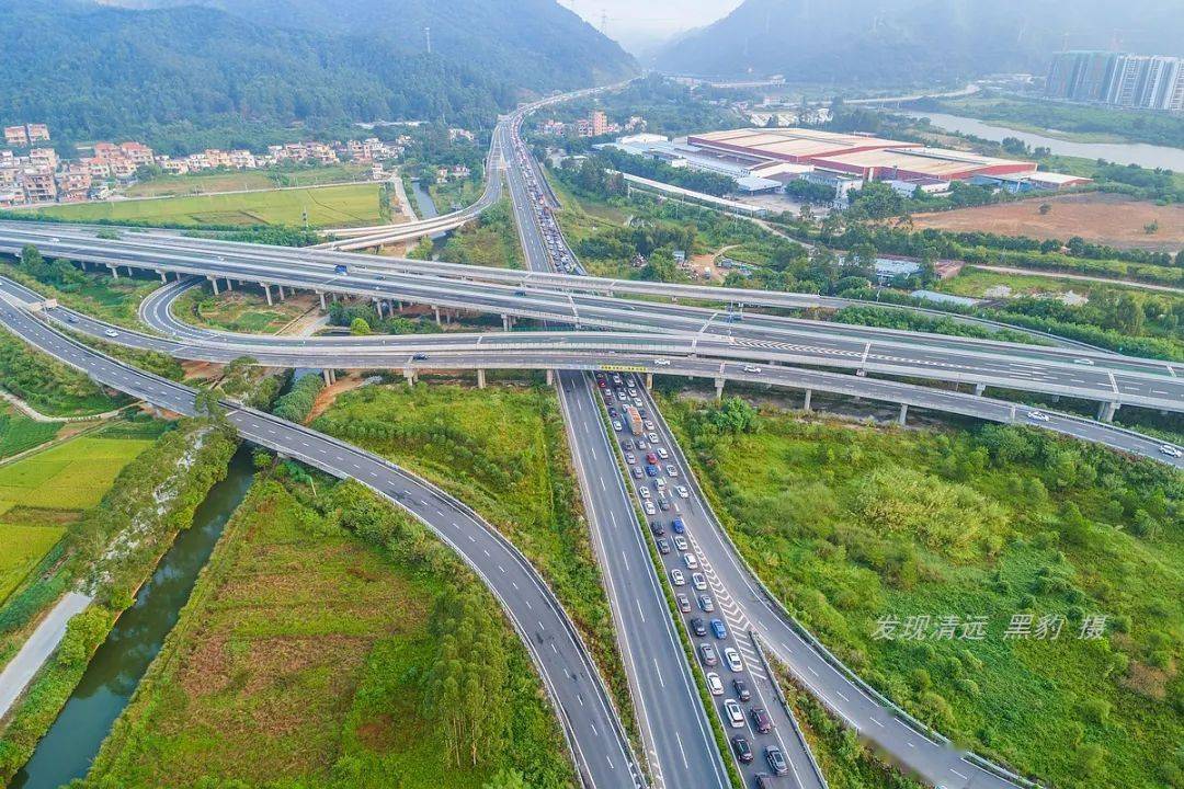 许广高速清远段塞车长龙达30公里数十万游客彻夜未眠