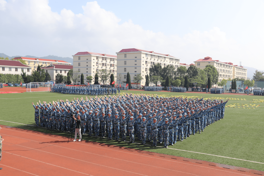 经过一周的艰苦训练,9月30日上午9点30分,毛坦厂中学2021级新生军训