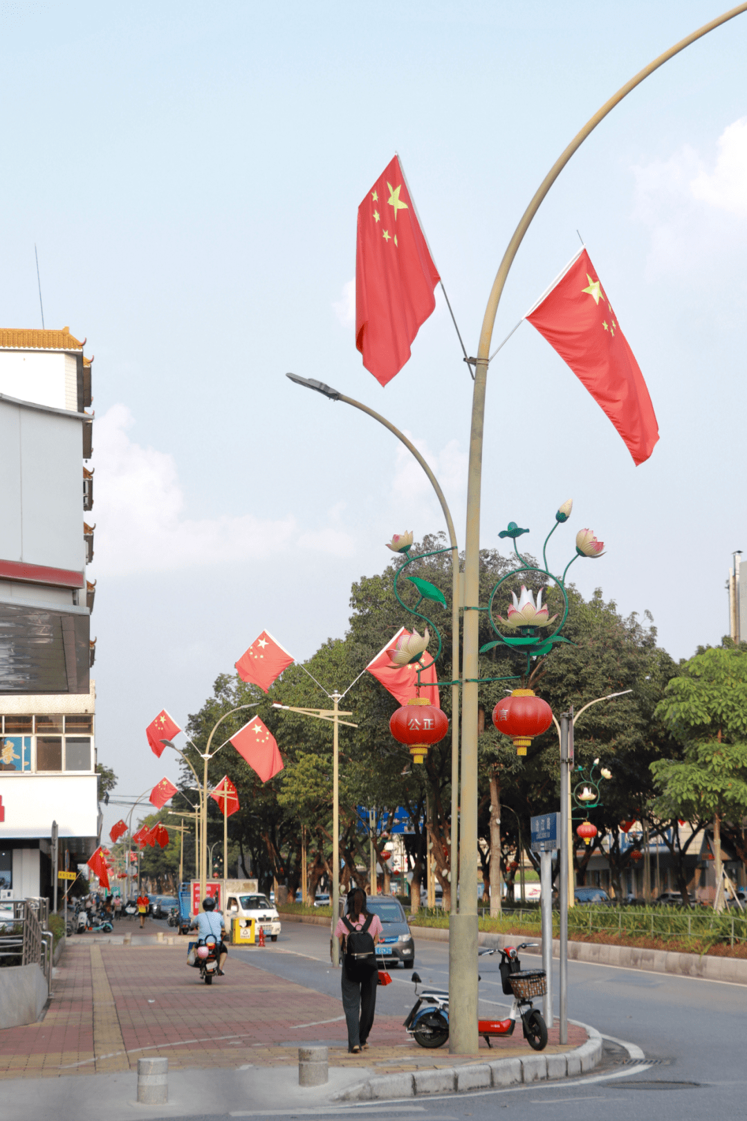 高明街頭亮眼的中國紅!_五星紅旗