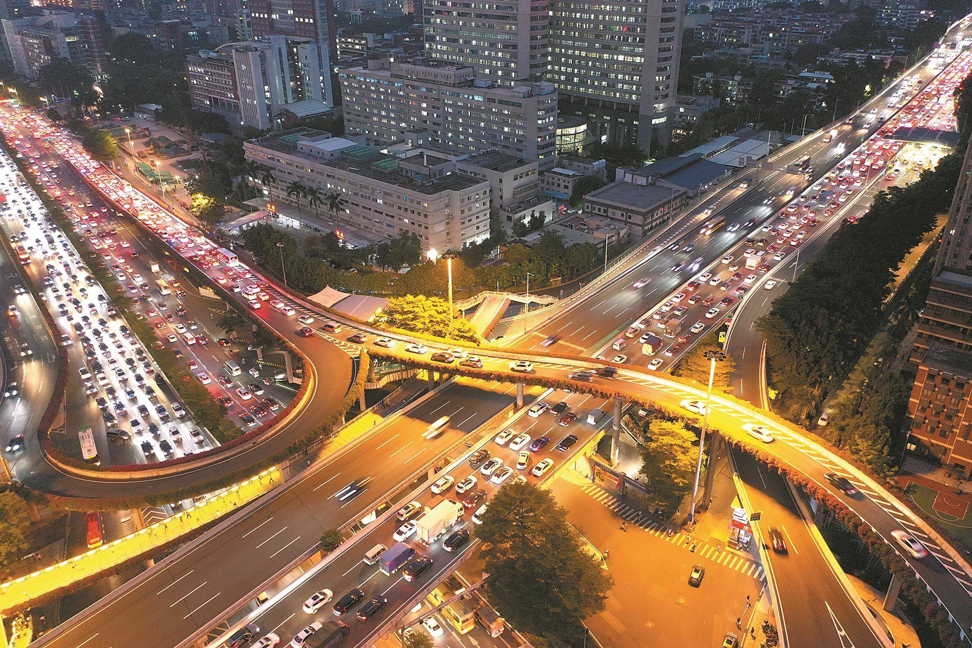 昨日傍晚,广州黄埔大道和华南快速均出现拥堵 羊城晚报记者 何奔 摄