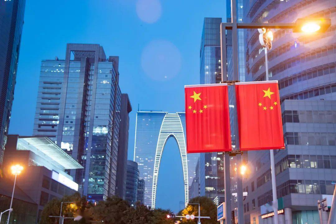 今天的苏州满眼这抹中国红