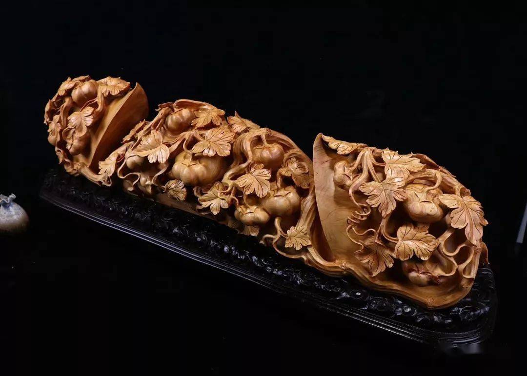 清刀的雕刻手法与传统的磨砂方法不同,清刀雕刻更加注重手工方式,将