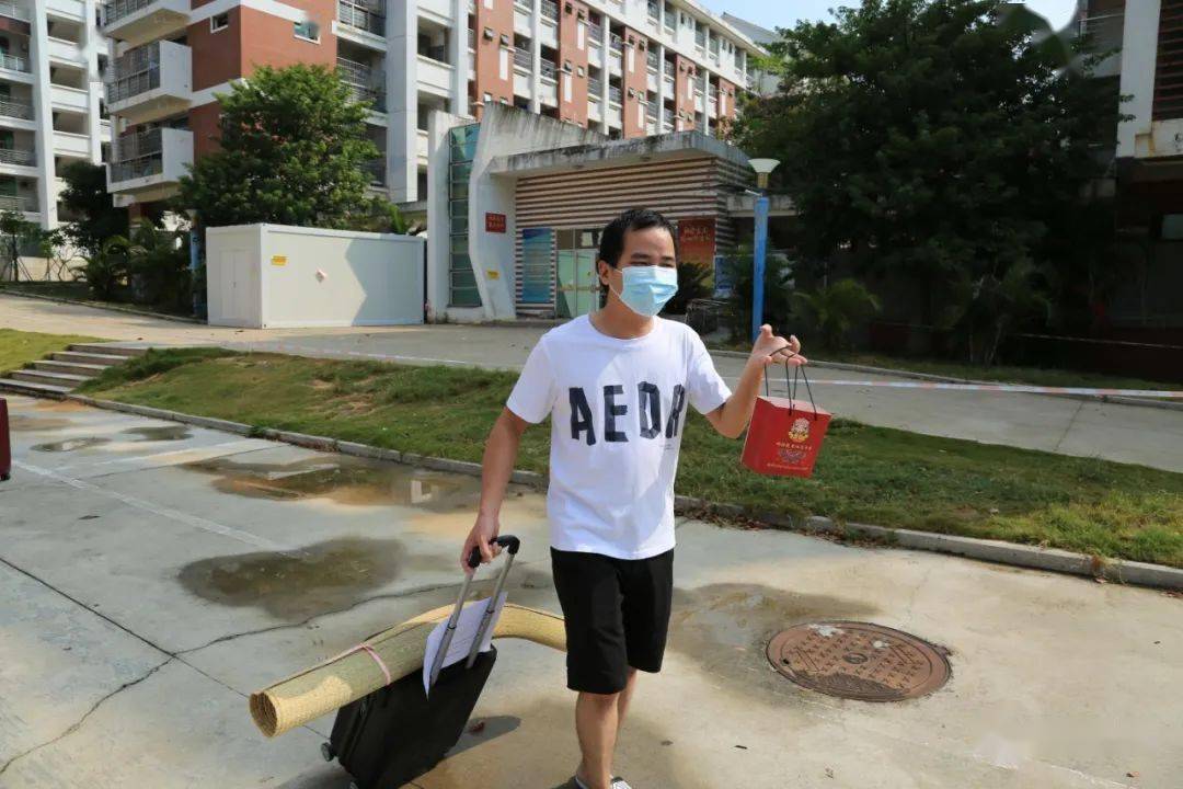 祝福祖国我们回家啦北岸送别113名解除隔离人员