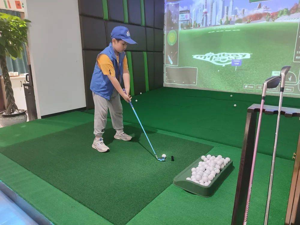 学习高尔夫知识体验高雅绅士运动小记者又添一社会实践基地