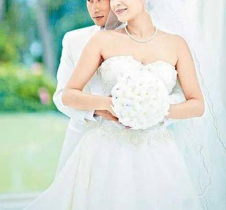 最美港姐郭羡妮嫁普通的河南小丈夫给农村公婆买房