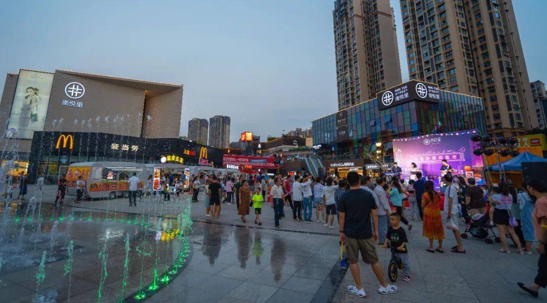 彻底火了昨晚自贡这个夜市首日开市人山人海嗨到爆