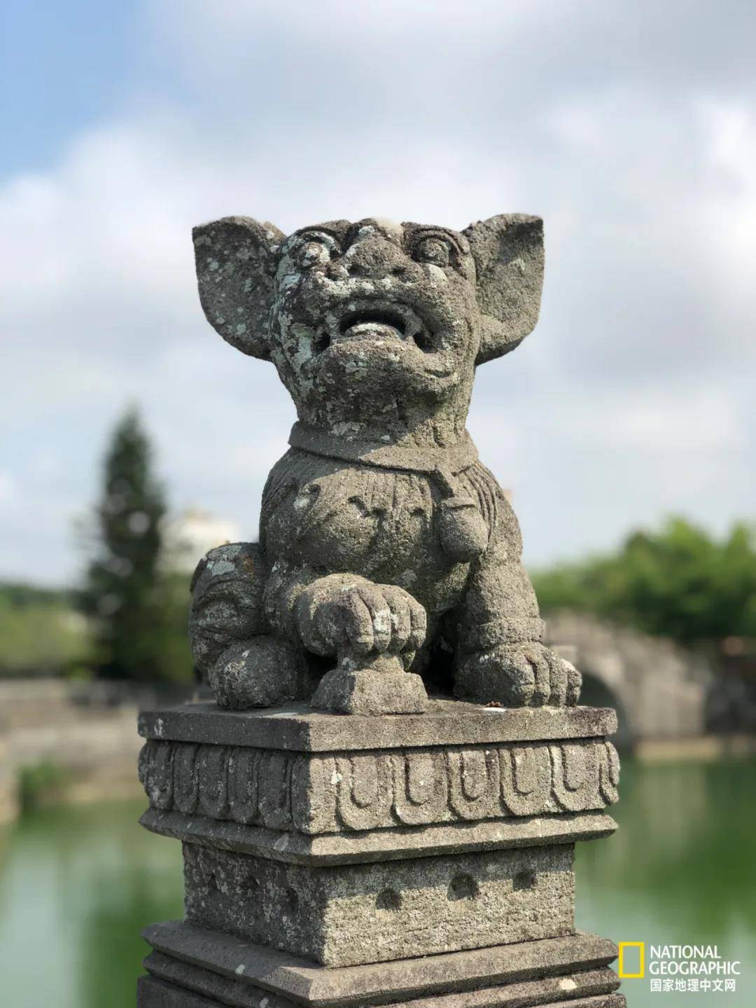 中国各地的石雕中常见石狮,石马,石人等,但雷州常见的却是石狗中国