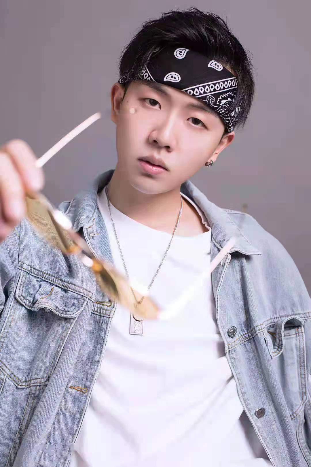 一直以来小抠脚在直播间的形象都是小奶狗,而自身技