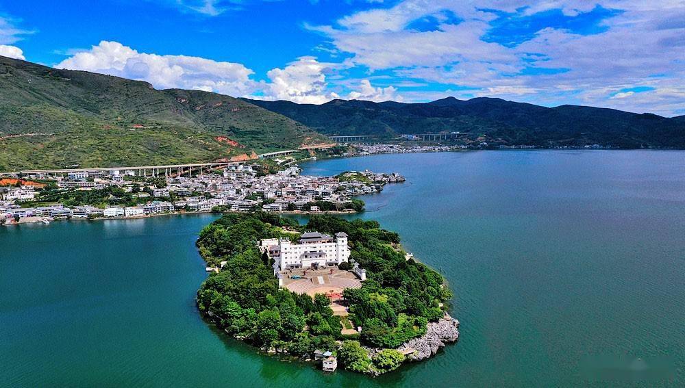 空中鸟瞰美丽的大理洱海双廊镇