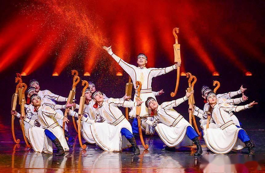 内蒙古呼和浩特:盛装舞蹈 欢度国庆_展演