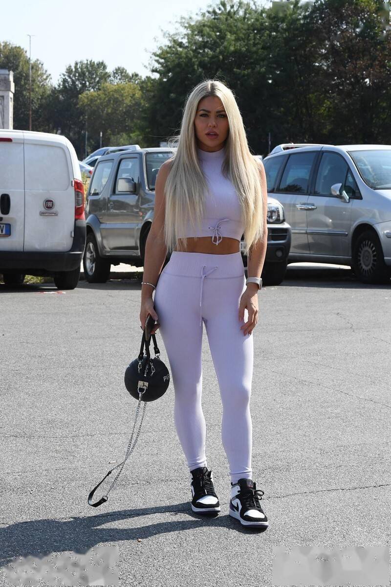 碧安卡加斯科因一身白色紧身衣勾勒曼妙身姿球形手提包设计别致