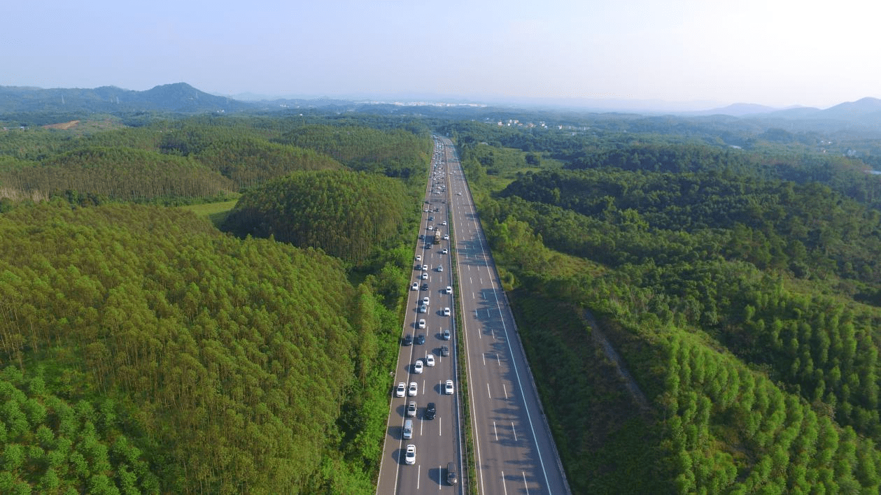 二广高速北行方向鹤塘互通路段车流情况.