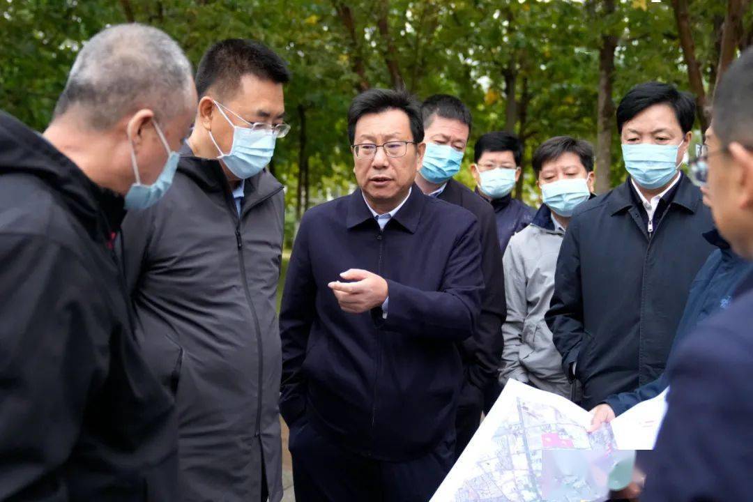 10月2日,市委书记赵文泉等市领导一行先后来到纬一路,滨河北路管子站
