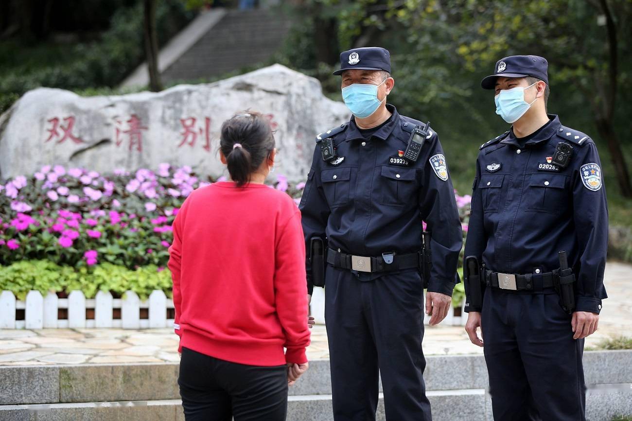 景区|颐和园、玉渊潭、香山公园……景区客流高峰中的一抹“警察蓝”