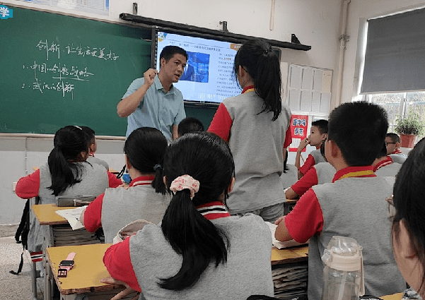 松滋市实验中学城北校区:生本教学课堂 校长率先垂范
