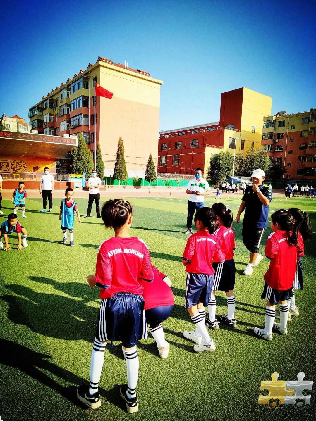 萌娃携父母集结绿茵场 内蒙古包头市包钢七小"校长杯"欢乐多