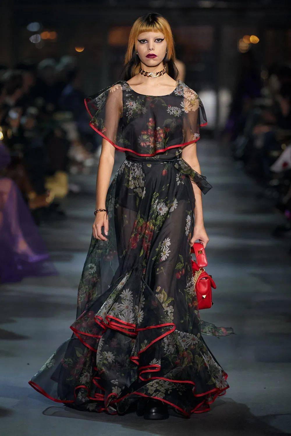 廓形 Valentino 2022 春季系列发布，刺绣、蕾丝、印花…… 尽显高级！