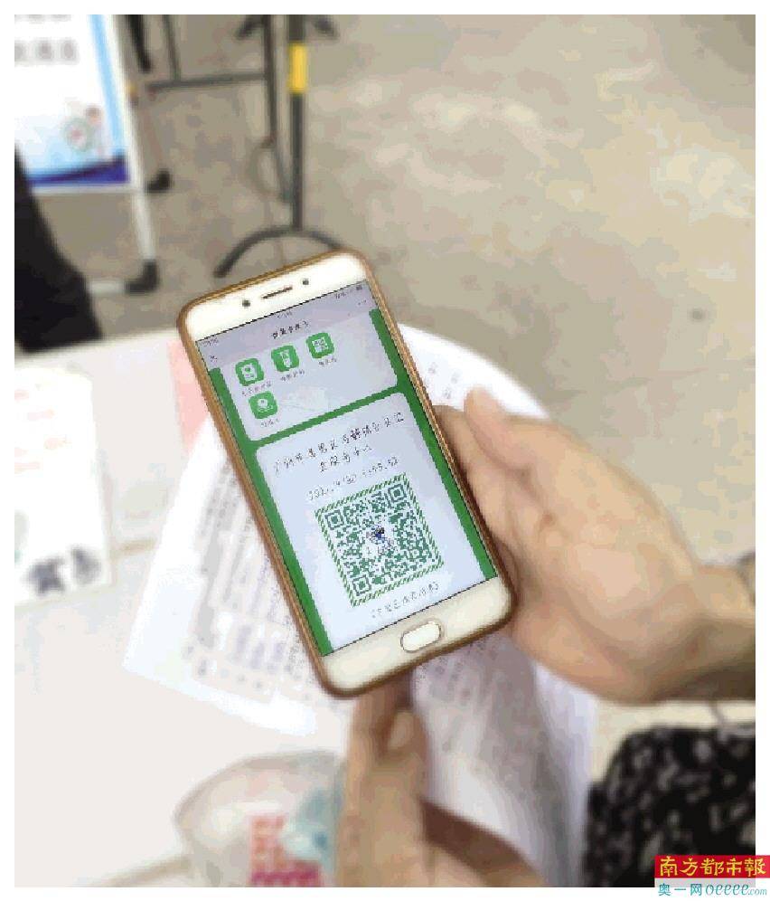 10月1日,广东省正式启用预检分诊健康申报卡与电子陪护证,市民到医院