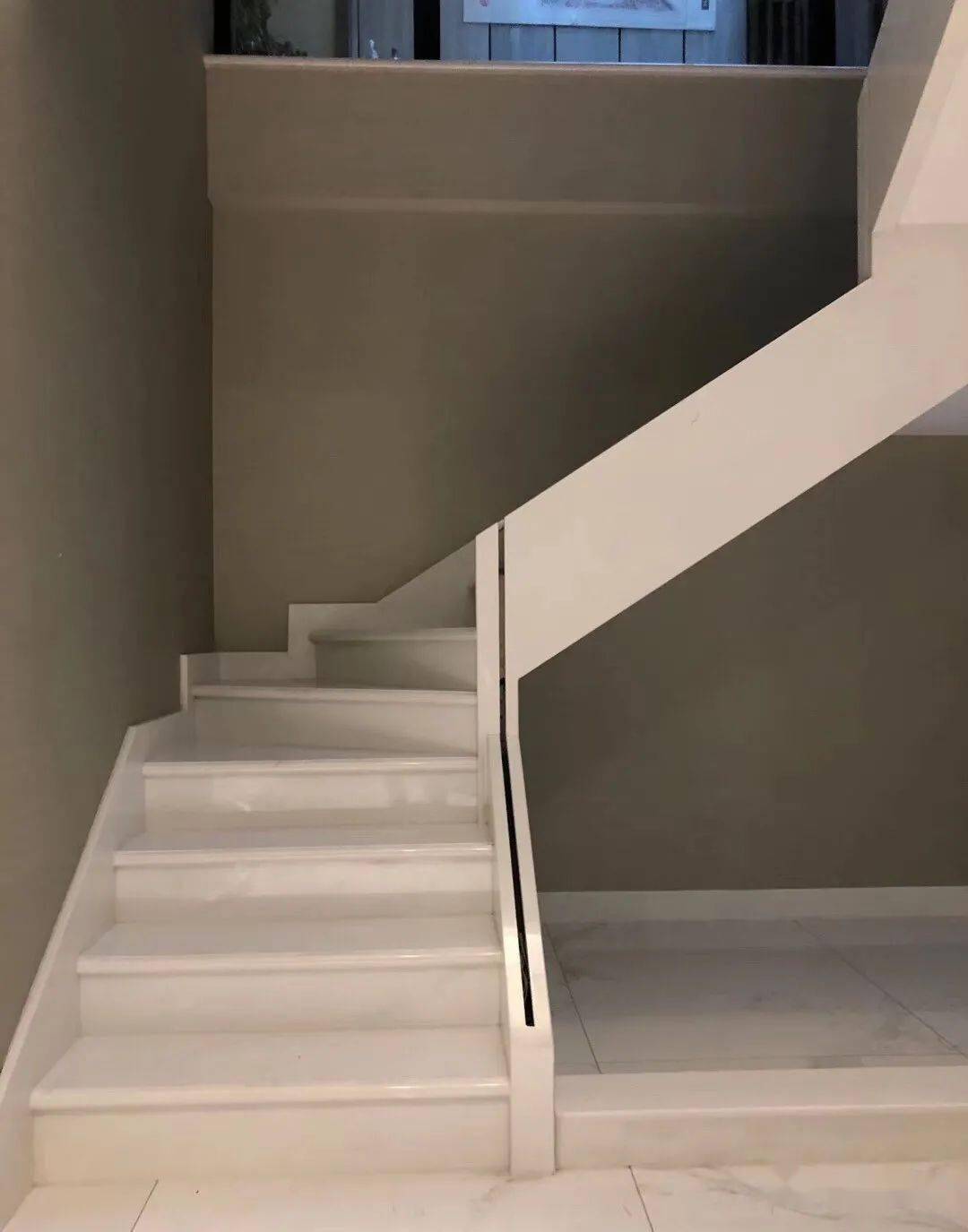 爱马仕灰雅士白大理石玻璃栏杆楼梯案例