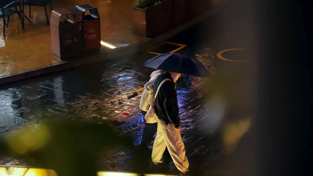 日暮落下,月亮升起屋簷下避雨的行人撐傘的匆匆過客不知道你是否捕捉