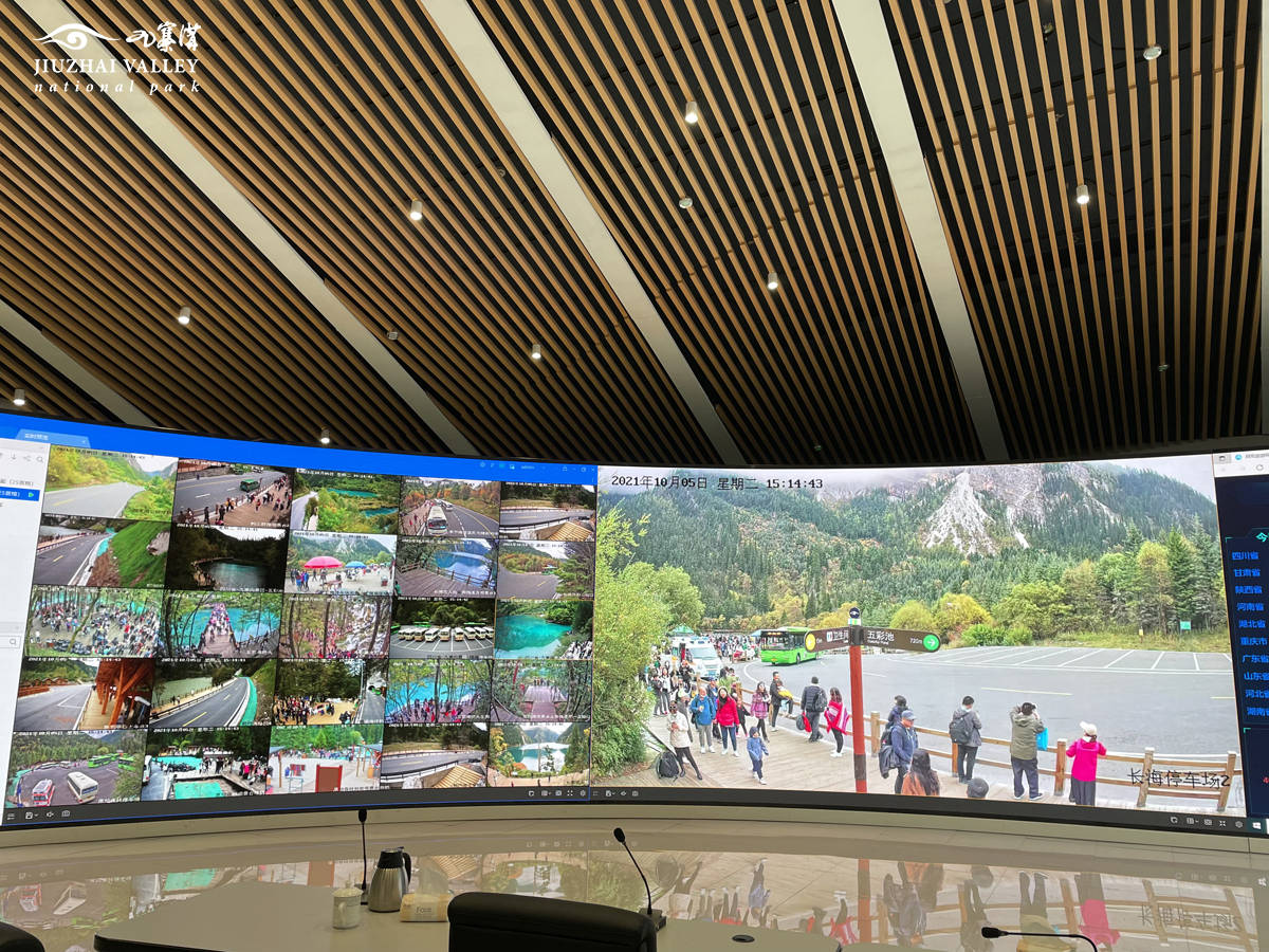 智慧管理中心工作人员与技术人员全体在岗待命,通过指挥中心对景区