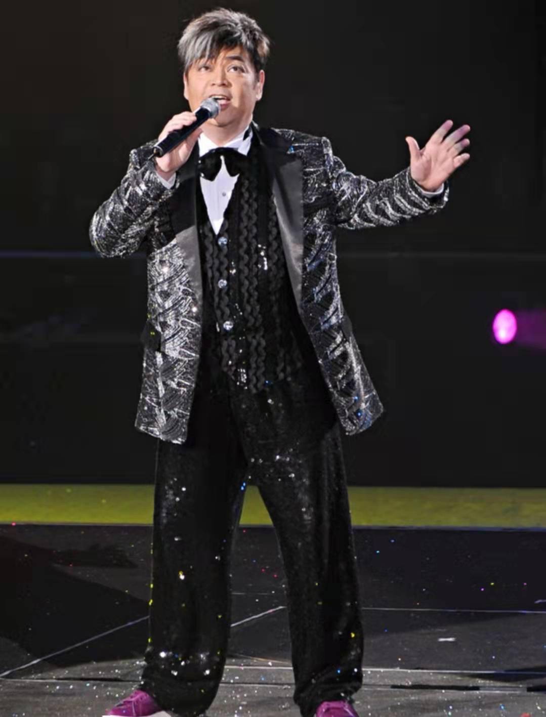 有着"靓声王"之称的香港实力派歌手张伟文在去年被媒体曝光出一张