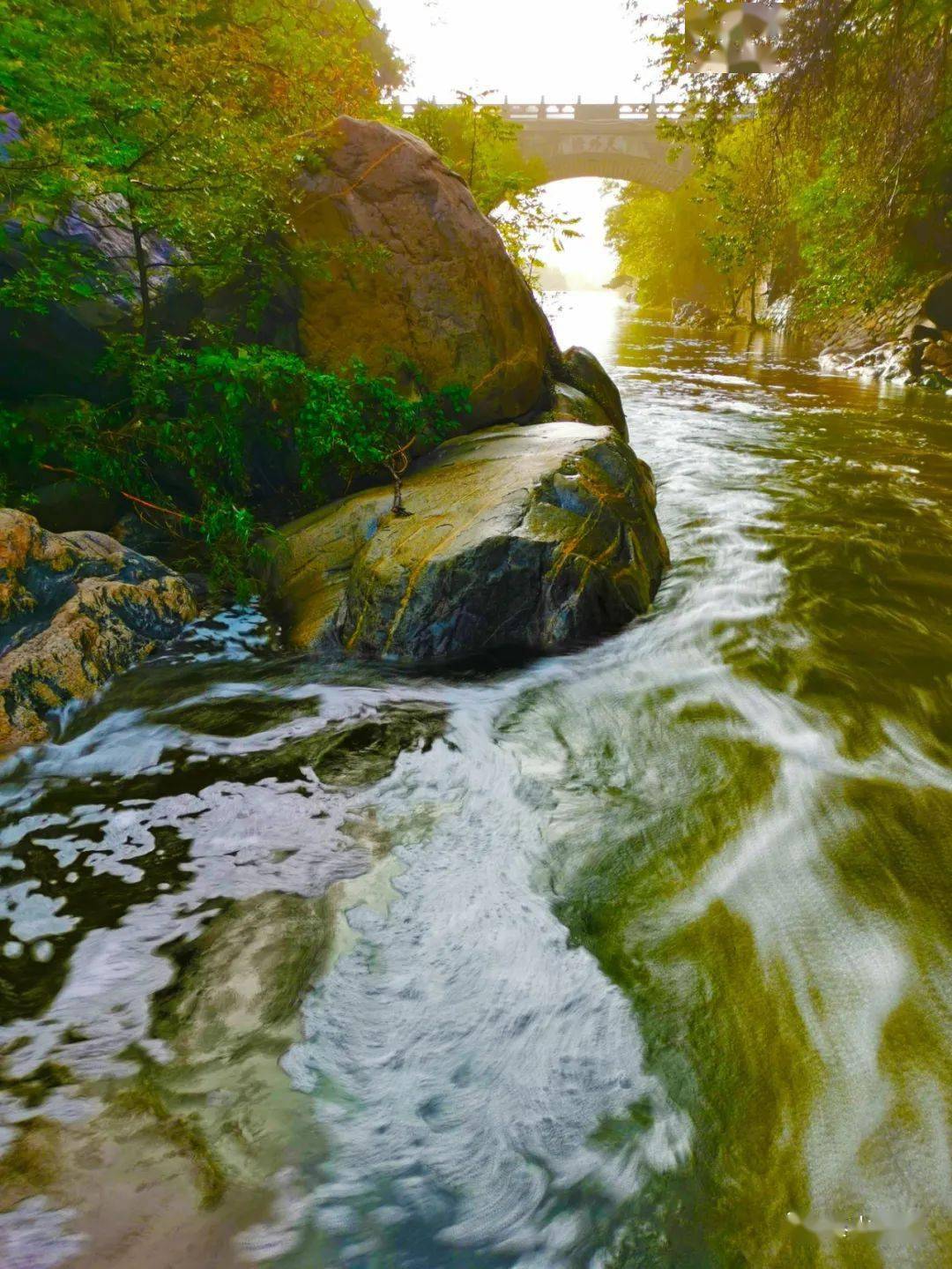 雨後山溪成河崖上清泉叮咚