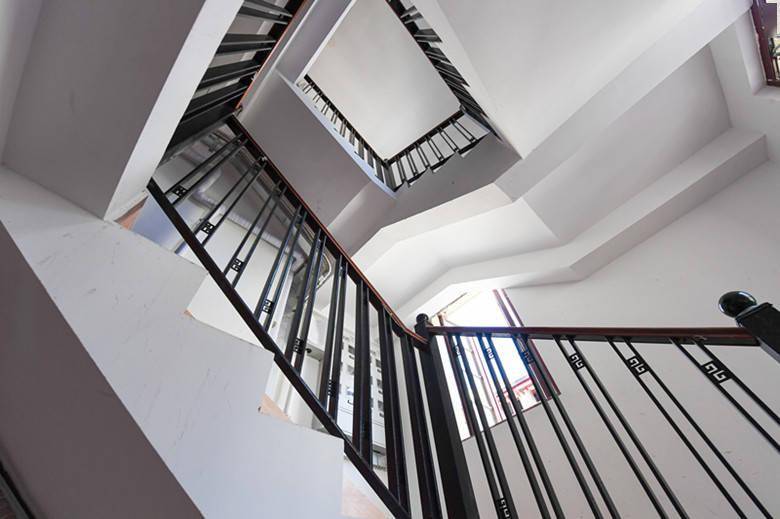 比如,楼道内,原先唯一的公共木楼梯既窄又陡,改造之后,楼梯从"一字形"