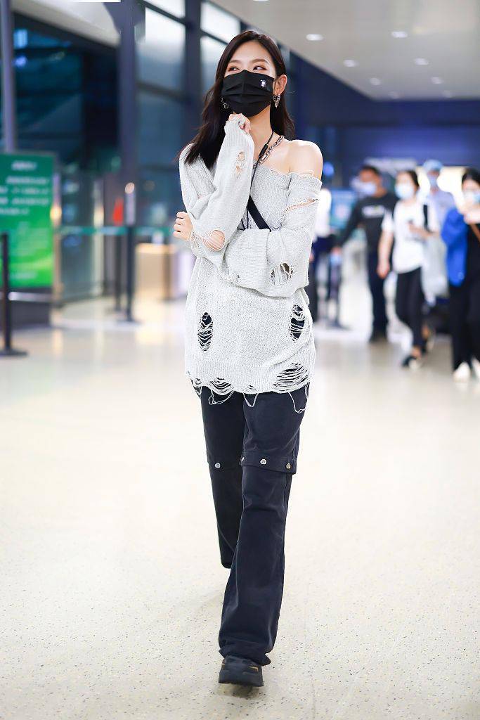 曾可妮 曾可妮穿破洞针织衫露香肩 酷飒性感