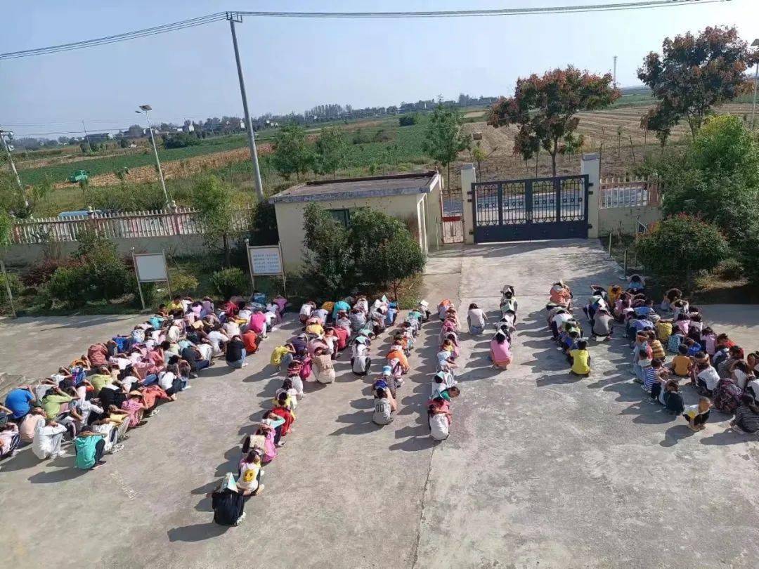 泗县大路口镇培勤小学举行防震演练