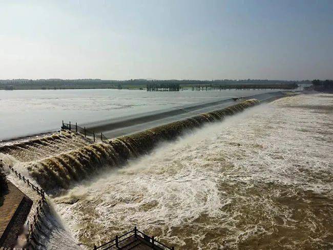 汶水漫坝,银带飞泻,滚滚西去,洪注平湖.