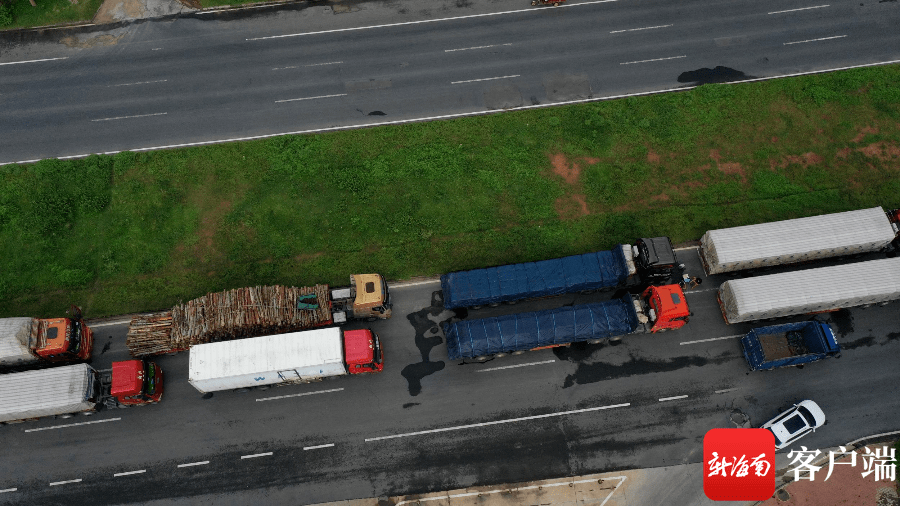 粤海大道上的滞留车辆.记者汪承贤摄