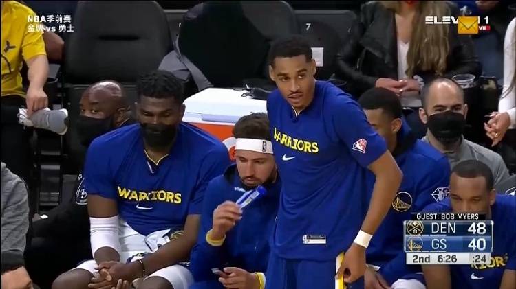 季前赛|悠闲!勇士VS掘金赛中 克莱板凳席大快朵颐吃零食