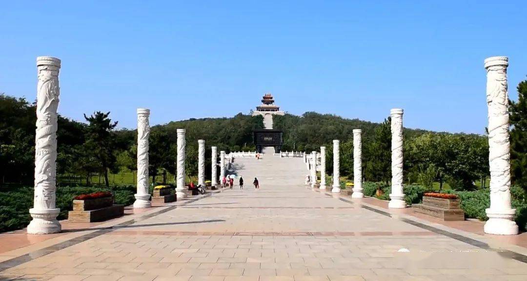 龙鼎山景区占地约7.5平方公里,森林覆盖率达90%.