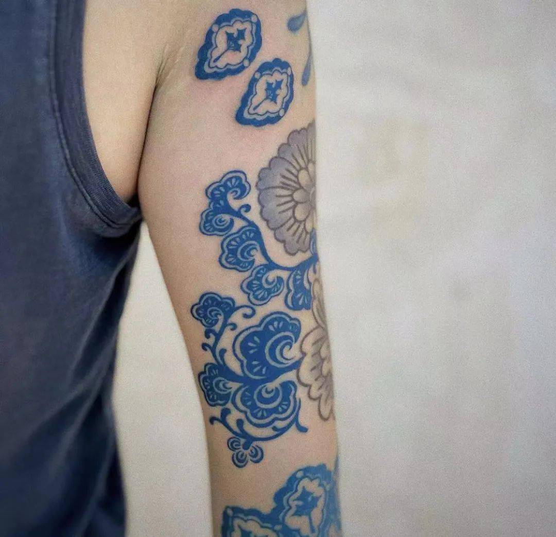 中国传统文化的青花色纹身