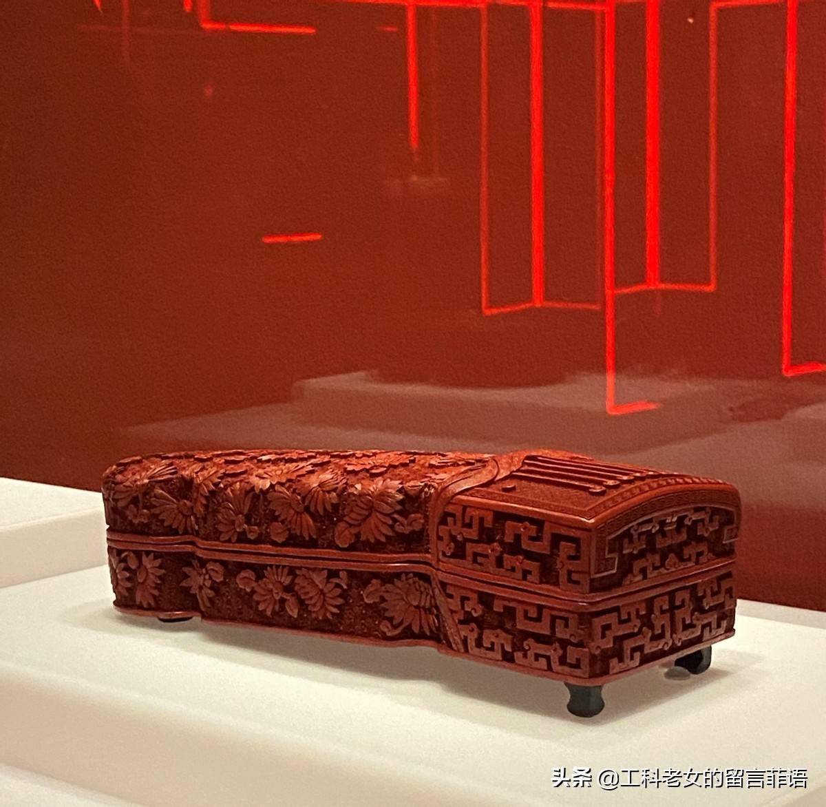 漆器 剔紅 堆朱 乾隆年製 食盒 2560px-清乾隆剔红放鹤图宝盒.jpg