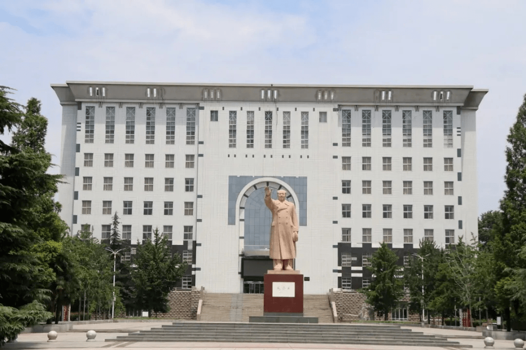 河南师范大学良好学风和深沉积淀映照着农大的那深沉的红色摆放有序