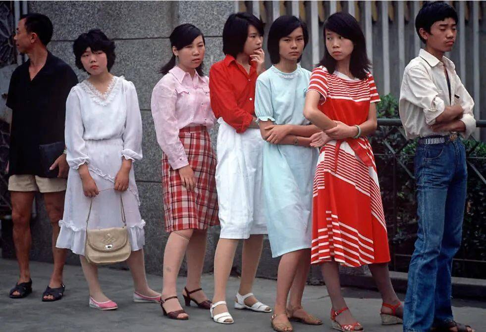 衣服的女子玩單車的年輕女性那個年代的基本國策海報花鳥市場一名手持