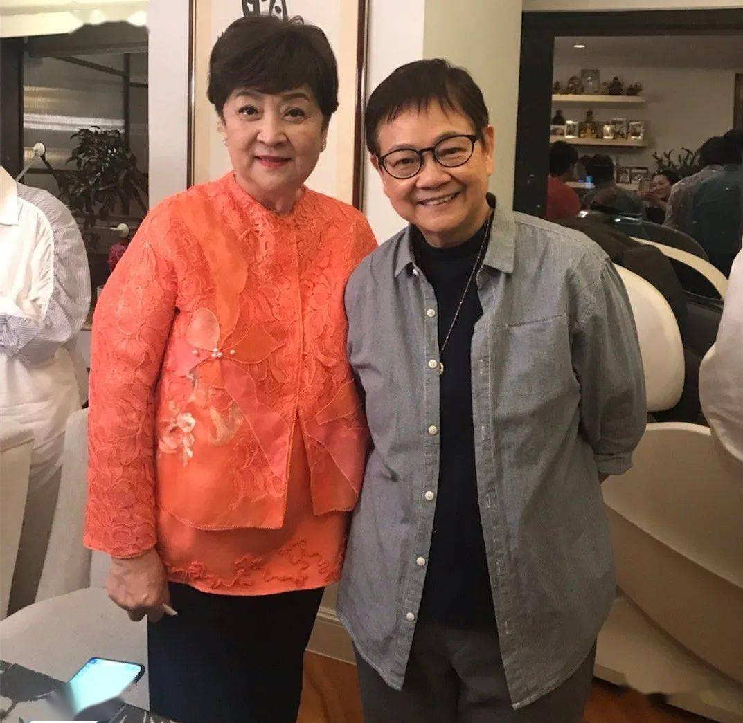 胡枫罗兰一起参加派对两人形影不离关系好邓光荣妻子罕见露面