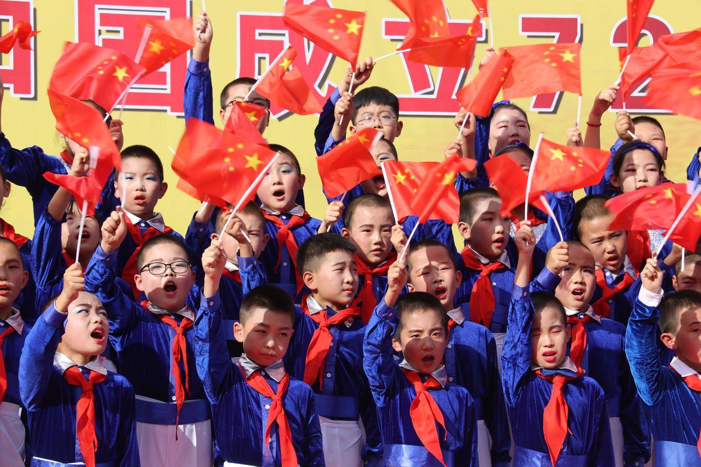 通渭县文庙街小学举行庆祝中华人民共和国成立72周年合唱比赛