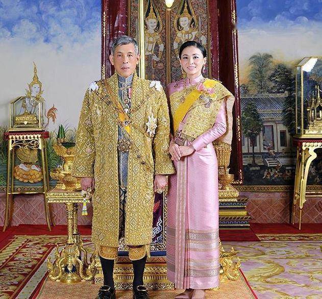 泰国公主尊贵无比和女明星合影时女明星必须跪着还要微笑