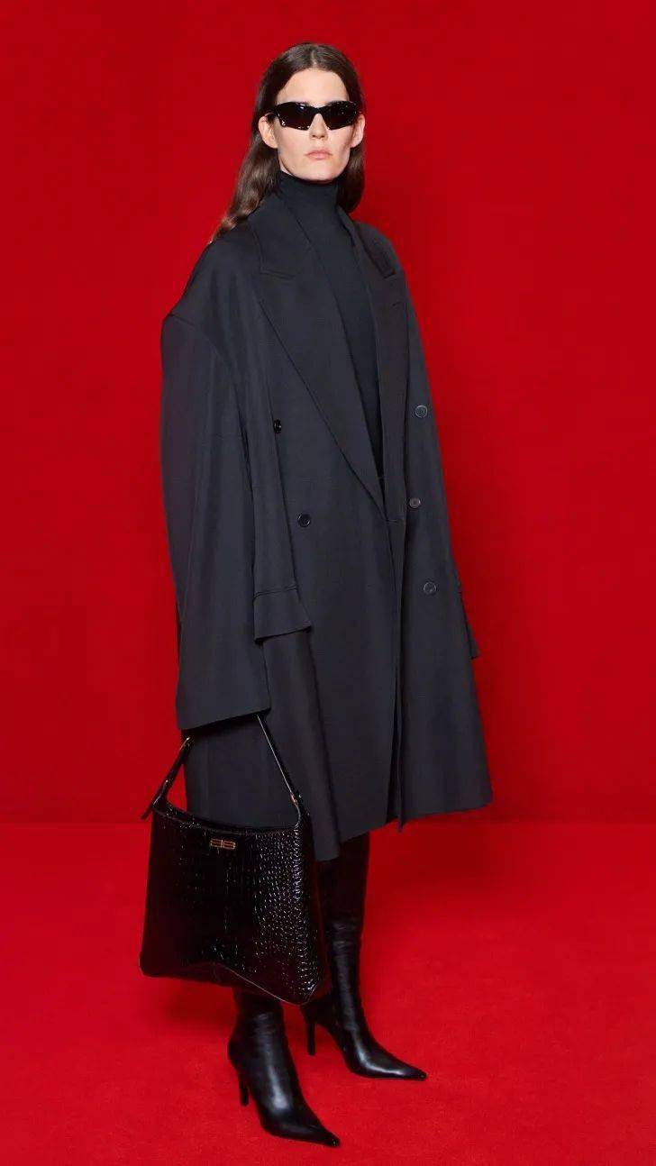 系列 动漫服装秀梦幻联动！Balenciaga邀请辛普森一家来走秀，时装秀甚至被包装成了短片的首映礼……