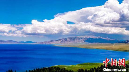 在新疆有一种蓝叫“赛里木湖蓝”